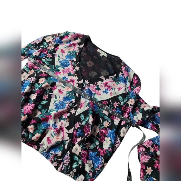 GUESS | FLORAL BELL-SLEEVE BLOUSE | SIZE MEDIUM - Picture 5 of 9